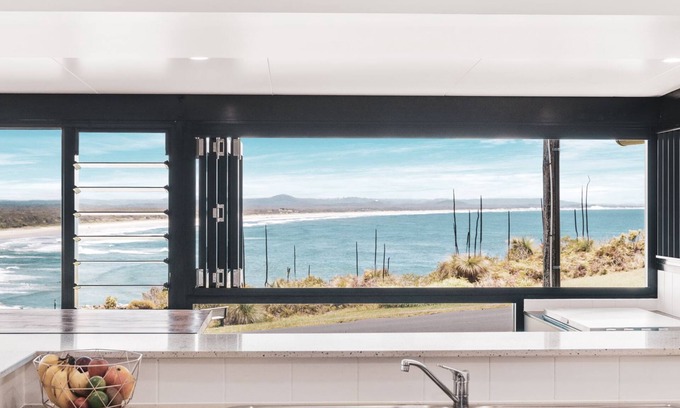 Evans Head House | Mesmerizing Pacific Ocean Views with Poolside Relaxation