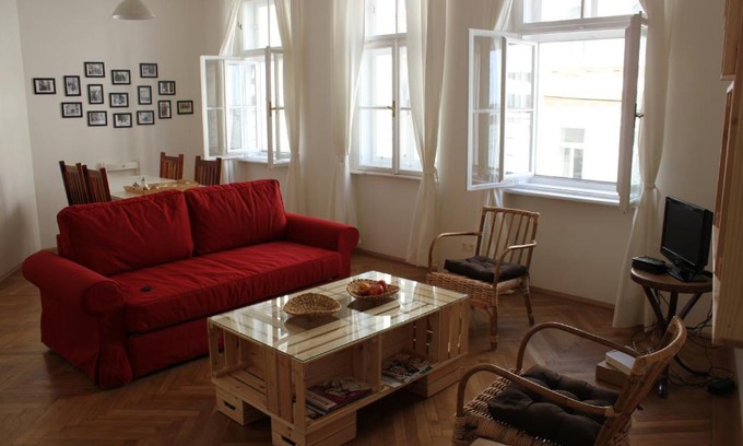 Josefstadt Apartment | Spacious 95m² Apartment Tunnel: Pet Friendly & Family Ready