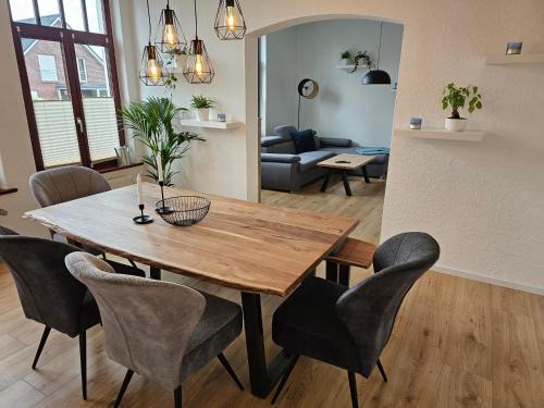 Heppens Apartment | Pet-Friendly Getaway with Garden, Balcony & Free Wi-Fi