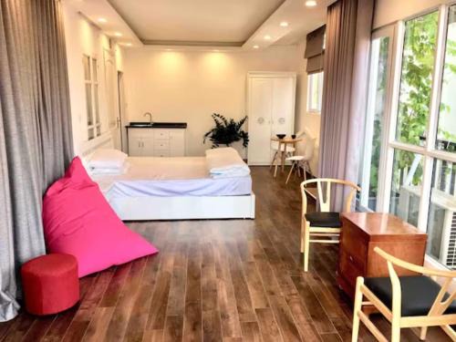 Nhat Tan Apartment | Bright Green Balcony Retreat with Child-Friendly Amenities