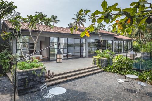 Kumbalam Bed & Breakfast | Experience 976 Panangad: Oceanfront Bliss with Pool