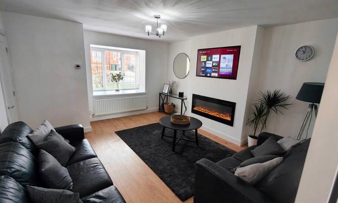Kiveton Park House | Pet-Friendly Getaway at 99 Stoney Bank Drive