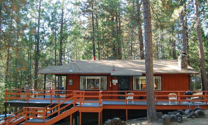 North Wawona Ski Chalet | Kid-Friendly Getaway at 9B Deer Hollow - Rated 8.9/10