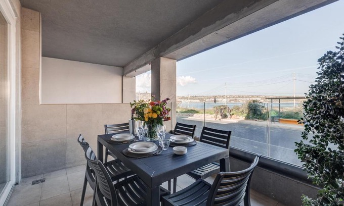 Għadira Apartment | Seafront Bliss: 4-Star Stay with Ocean Views & Family-Friendly