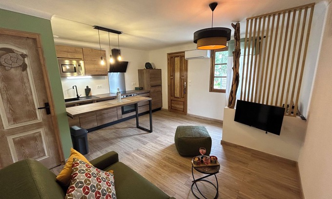 Monacia-d'Aullene Apartment | Cozy Apartment Near Beaches with Hot Tub & Breakfast Included
