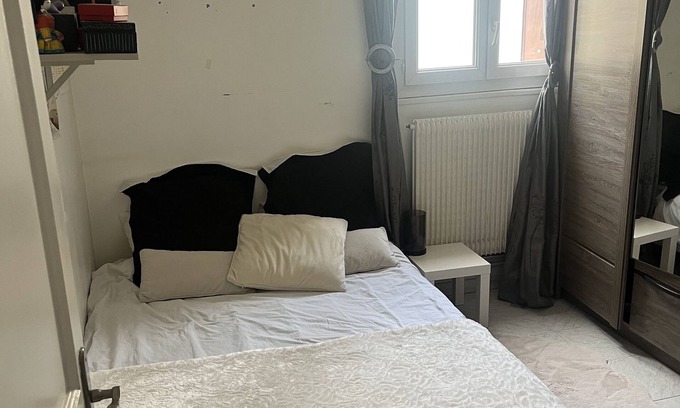 Chemin de l'Ile Apartment | Convenient Stay Just 15 Minutes from Paris in Cozy Apartment