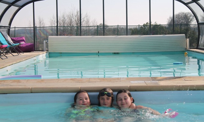 Henansal Cabin | Cozy 2-Bedroom Lodge with Heated Pool and Breakfast Included