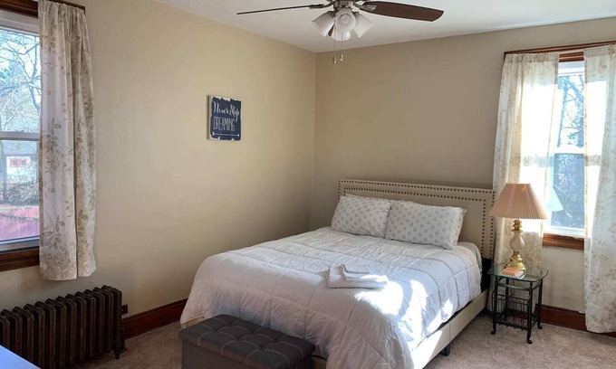 Norwood House | Cozy Apt Ideal for Business Travelers with Spa & Kitchen