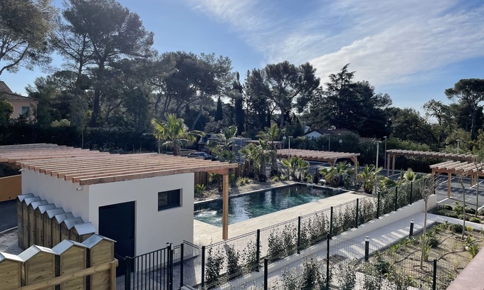 La Croix-Valmer Apartment | Oceanfront Apartment Steps from the Beach with Pool Access