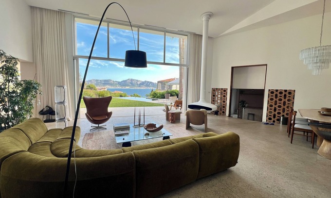 Endoume House | Seaside Retreat with Ocean View & Private Pool Access