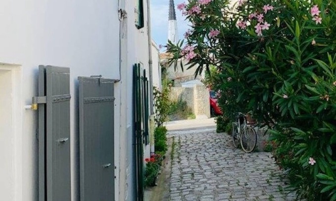 Ars-en-Re House | A 3 minutes du centre ville.nMaison typique au coeur du village d'Ars-En-Ré