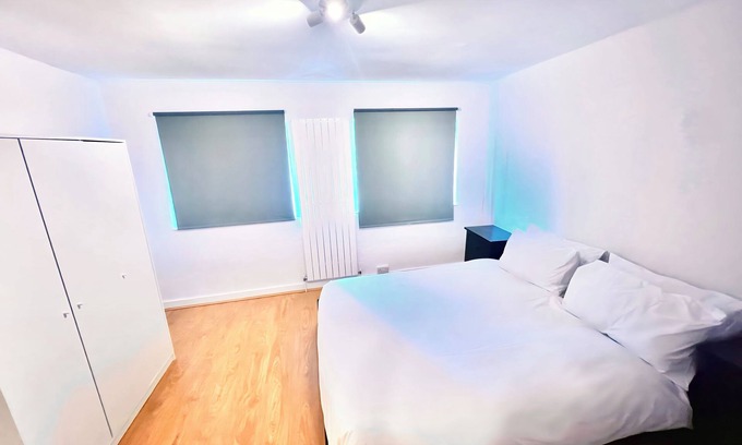 Borehamwood House | Comfortable 4-Bed Family Retreat with Hot Tub Near London
