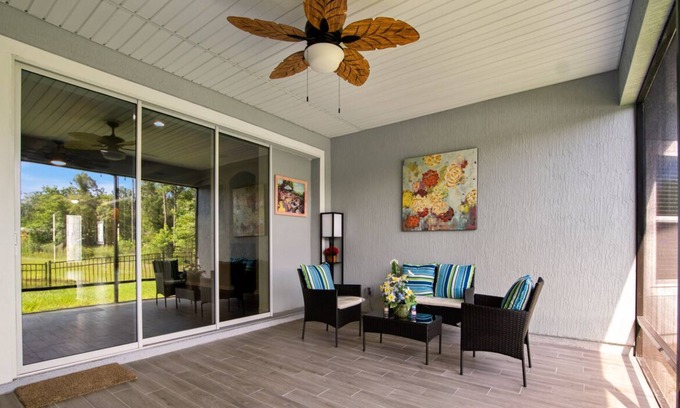 Northside House | A 5-bedroom Luxury Home@ water-view backyard