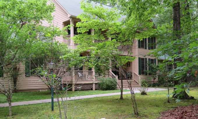 Clifftops House | Explore a Tennessee Mountain Retreat with Lake Views