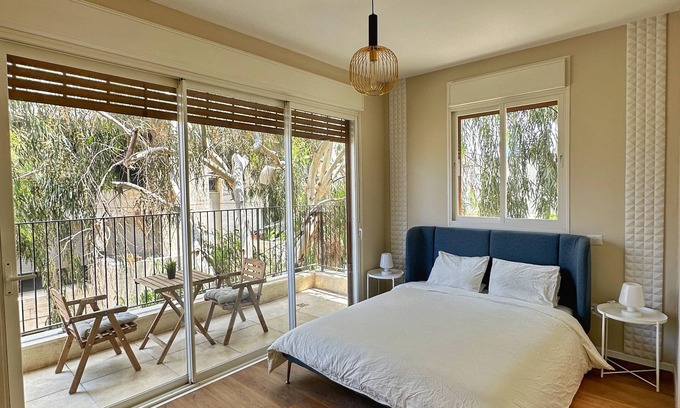 Kerem HaTeimanim Apartment | Family-Friendly Apartment Steps from the Beach with Spa & Hot Tub