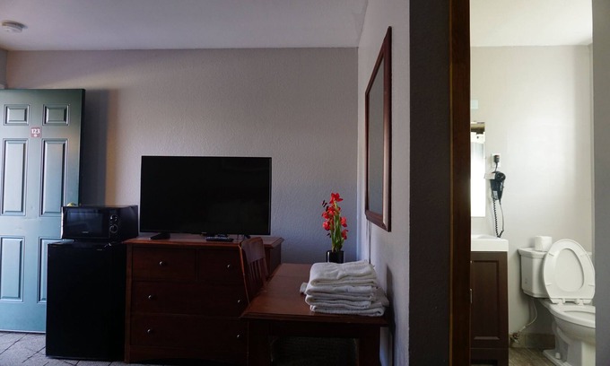 South Lake Tahoe Hotel | Comfortable A&A Lake Tahoe Inn with Breakfast & Kitchen