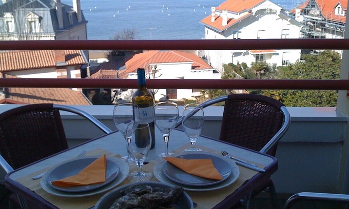 Arcachon Apartment | Beachfront Bliss: Balcony Views & Top-Rated Amenities