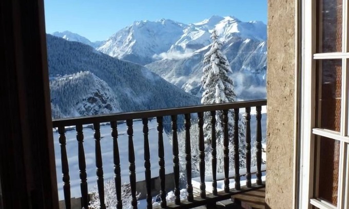 Huez-en-Oisans Apartment | Inviting Retreat with Balcony Views of the Alps