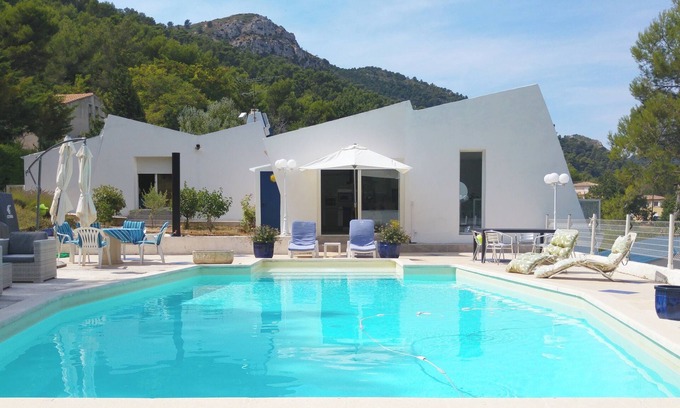 Saint-Savournin House | A BALCONY OVERLOOKING SAINTE VICTOIRE