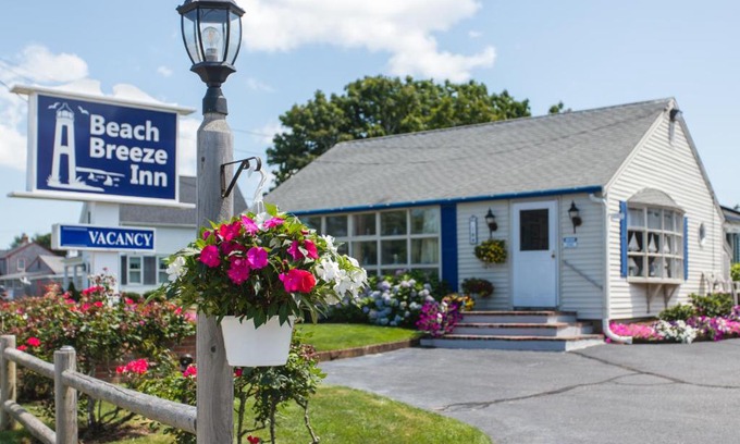 West Harwich Hotel | Unwind at A Beach Breeze Inn with Pool & Family-Friendly Amenities