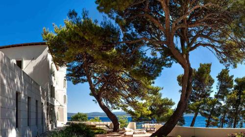 Ruskamen Villa | Beachfront Villa Near Omiš with Sauna, Gym and Pool