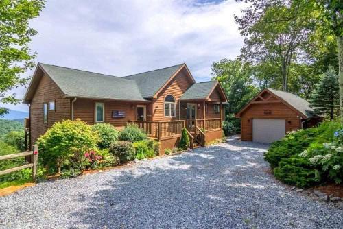Boone House | Experience A Bears Eye View: Guest Rated 10/10 & Pet Friendly