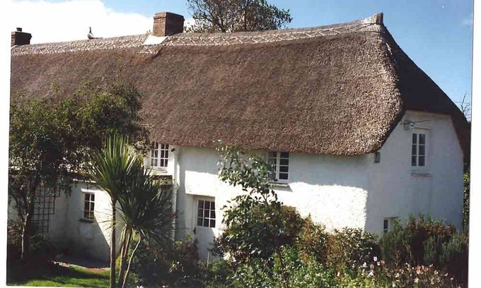 Manaccan Cottage | Historic Thatched Cottage Near Frenchman's Creek with Ocean Views
