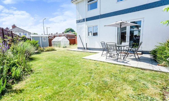 Cleethorpes House | Cozy 3-Bed House with Private Driveway and Pet-Friendly Amenities