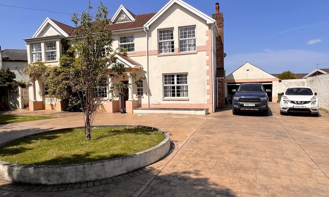 Porthcawl House | Family-Friendly 7-Bed House for Memorable Getaways