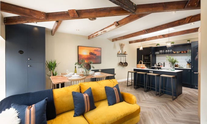 Newlyn Apartment | Charming Two-Bedroom Apartment in Newlyn Near the Harbor
