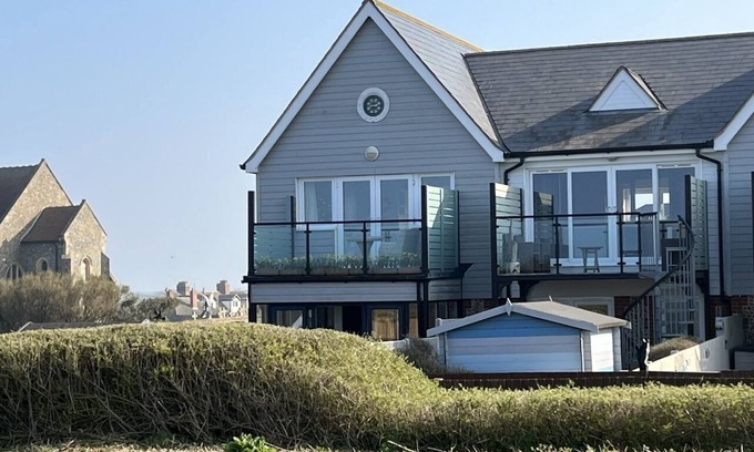 Mundesley House | Experience Breathtaking Sea Views in an Award-Winning Home