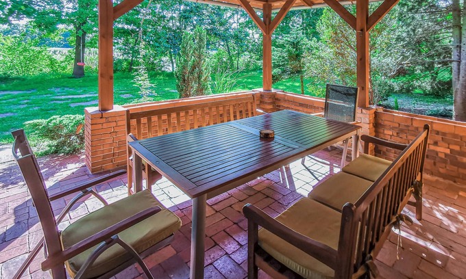 Turawa House | Stylish Cottage with Pet-Friendly Amenities and Lake View