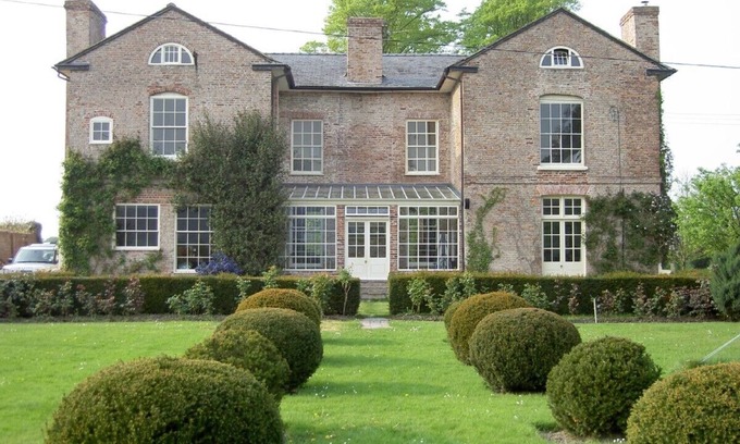 Llandrinio House | Historic Manor House Retreat with Pool & Pet-Friendly Stay
