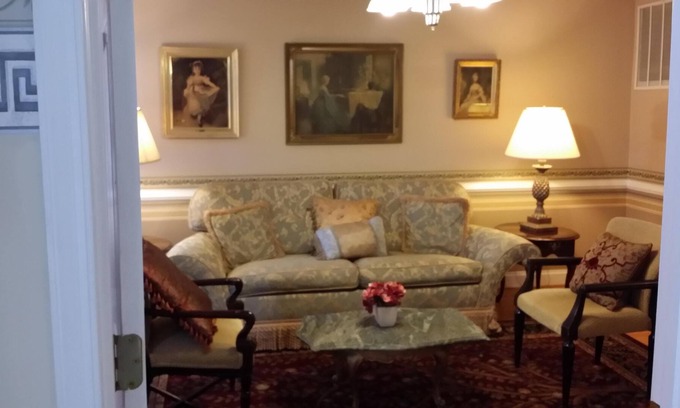 Annandale House | A beautiful mansion in the DC metro area fit for a large group.