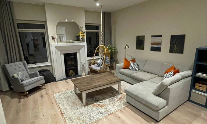 Coolbeg Cross House | Modern Retreat in Wicklow Countryside with Hot Tub