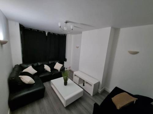 Reading House | Premium 4-Bedroom House with Parking in Reading West