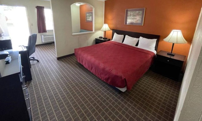 Emporia House | A Beautiful & Relaxing Getaway! With Parking