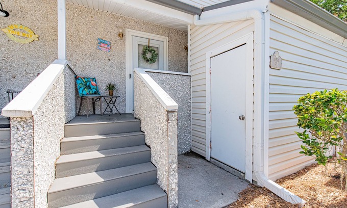 Saint Simons Island Condo | Discover Your Tropical Retreat at This Oceanfront Paradise