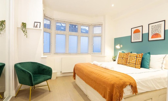 Hale Apartment | Idyllic One-Bedroom Flat with Garden and Pet-Friendly Options