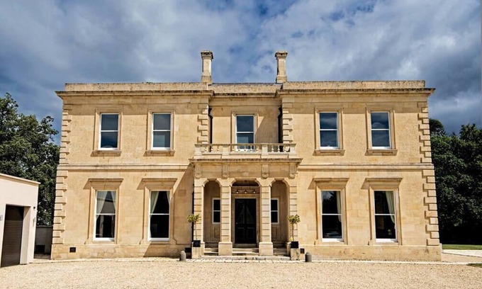 Plastow Green House | Explore a Restored Hall with Family-Friendly Amenities