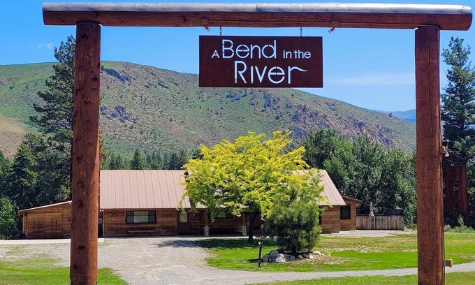 Winthrop House | A Bend in the River Lodge-Sleeps 30, Dog Friendly, Close to Winthrop!