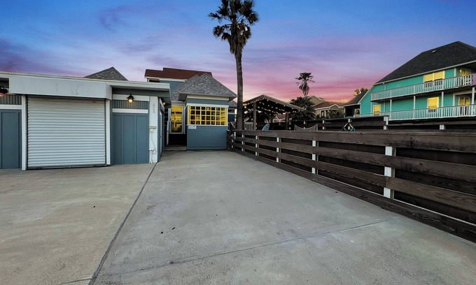 Port Aransas House | Beachside Retreat with Private Pool & Ocean View Amenities