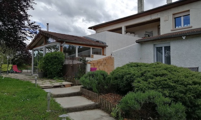 Dommartin House | Quiet Room Near Lyon Center with Lake View & Breakfast