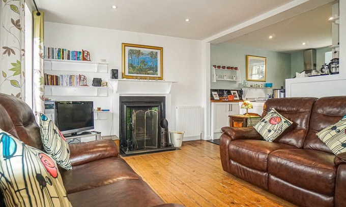 Comrie Cottage | Historic and Quirky House with Pet-Friendly Amenities