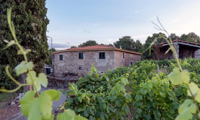 Panton House | Discover A Bruxiña de Toldaos: Pet-Friendly Getaway