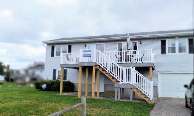 Eastward Look House | Spacious 6-Bedroom Oasis near Scarborough Beach with Bar
