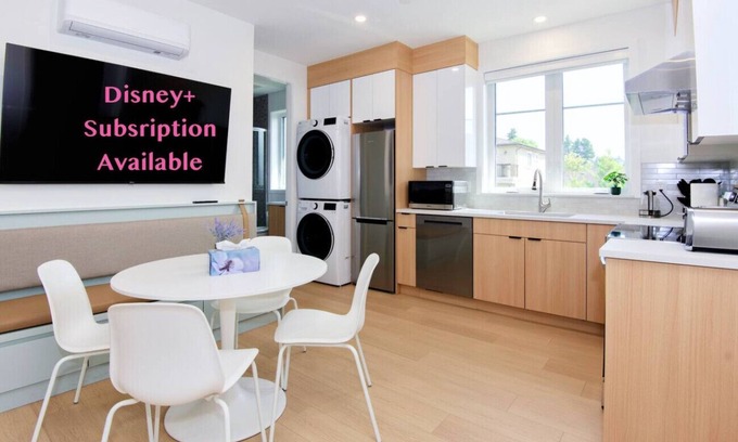 Arbutus Ridge House | A/C Brand New Entire Guest House