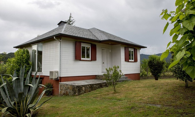 Pereiro de Aguiar House | Cozy A Casiña: Ocean View Retreat with Hot Tub & Spa