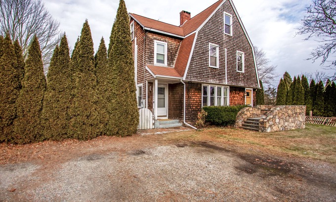 Wakefield-Peacedale House | Spacious Retreat with A/C, Sleeps 12 Near the Beach