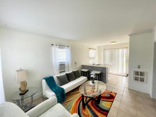 Juno Ridge Apartment | Casa Azul: Beach & Mall Access with Family-Friendly Perks
